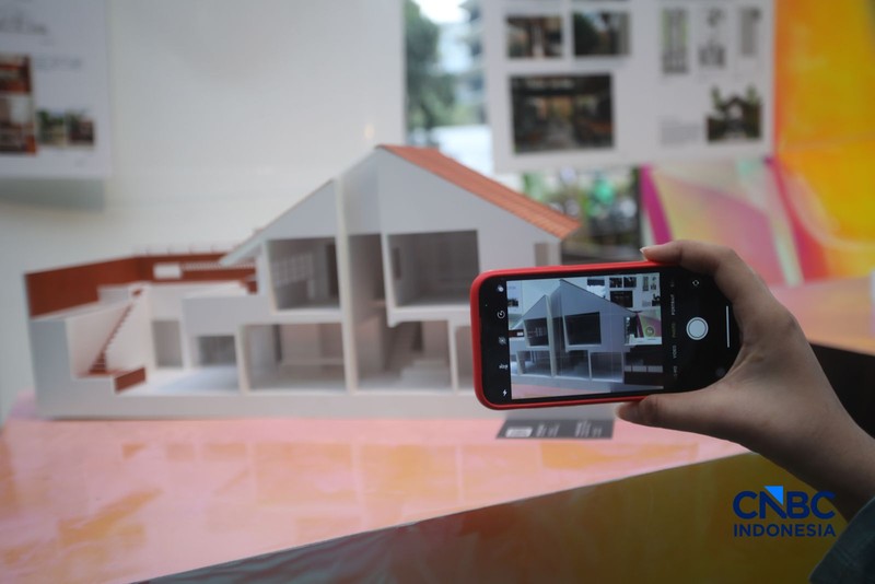 Pengunjung mengamati maket yang dipamerkan dalam Jakarta Arsitektur Festival (JAF) 2026 di M Bloc Space, Jakarta, Selasa (27/10/2026). (CNBC Indonesia/Faisal Rahman)