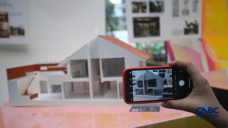 Pengunjung mengamati maket yang dipamerkan dalam Jakarta Arsitektur Festival (JAF) 2026 di M Bloc Space, Jakarta, Selasa (27/10/2026).