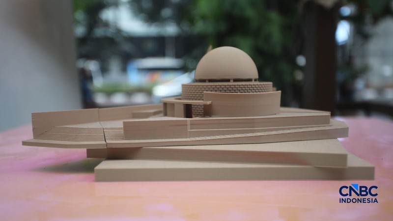 Pengunjung mengamati maket yang dipamerkan dalam Jakarta Arsitektur Festival (JAF) 2026 di M Bloc Space, Jakarta, Selasa (27/10/2026). (CNBC Indonesia/Faisal Rahman)
