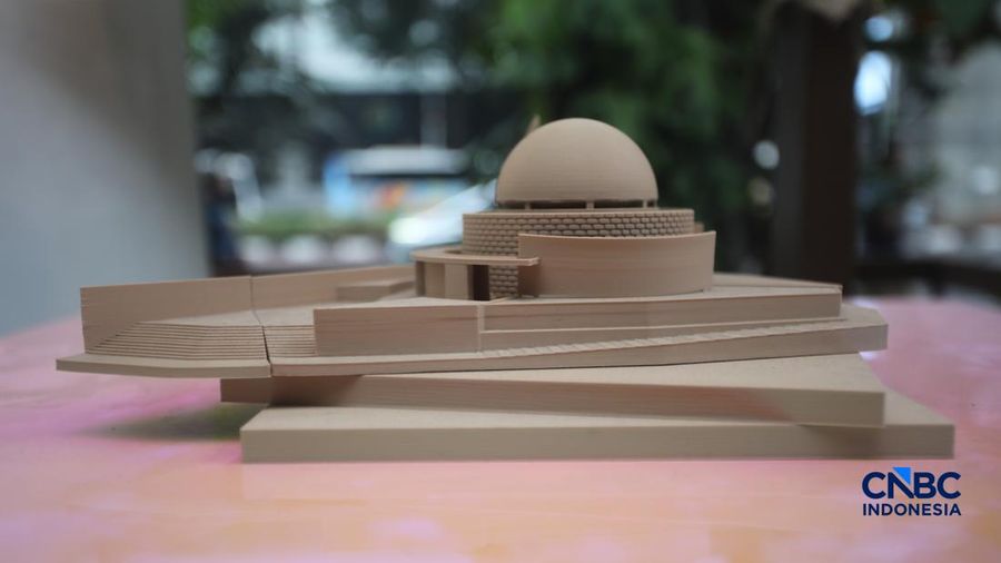 Pengunjung mengamati maket yang dipamerkan dalam Jakarta Arsitektur Festival (JAF) 2026 di M Bloc Space, Jakarta, Selasa (27/10/2026).