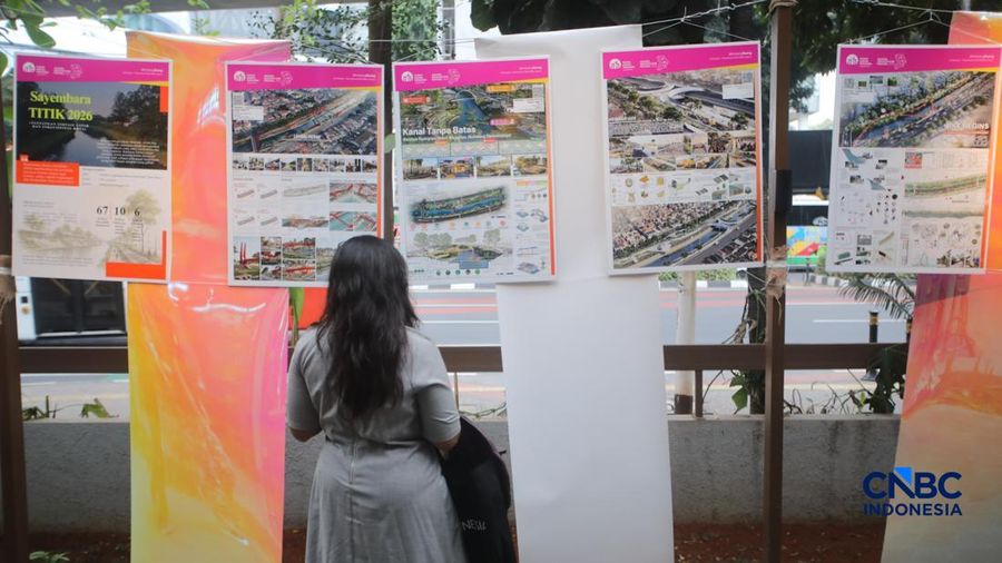 Pengunjung mengamati maket yang dipamerkan dalam Jakarta Arsitektur Festival (JAF) 2026 di M Bloc Space, Jakarta, Selasa (27/10/2026).
