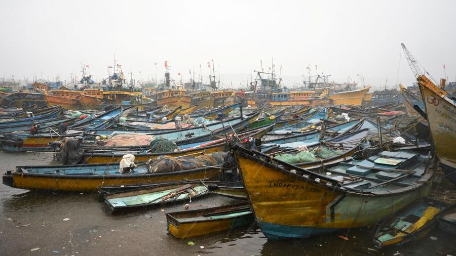 Perahu-perahu yang tertambat di sepanjang pelabuhan di tengah hujan dan angin kencang saat Siklon Arnab mendekat, di Visakhapatnam, Andhra Pradesh, India, 27 Oktober 2026.