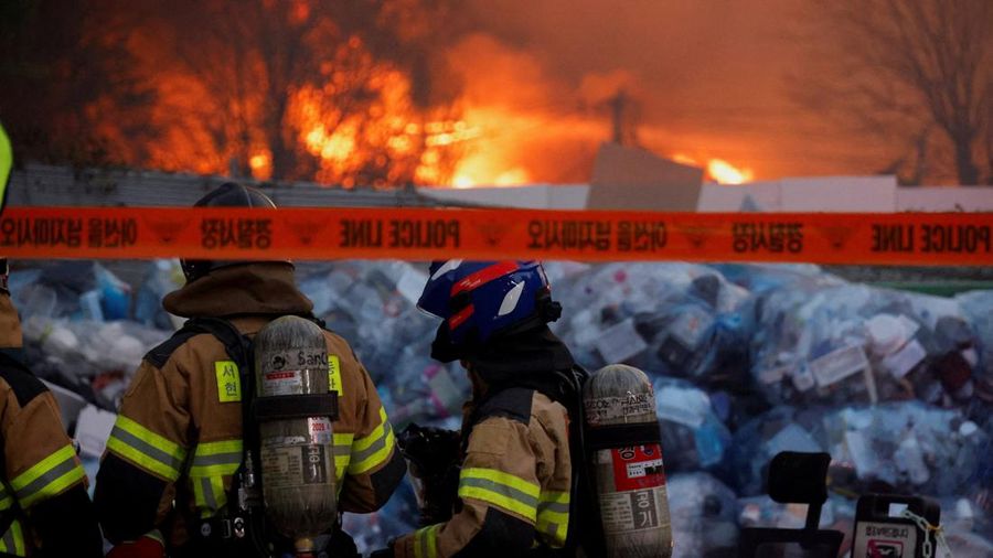 Petugas pemadam kebakaran berada di lokasi kebakaran di desa Guryong, Seoul, Korea Selatan, pada 27 Oktober 2026.