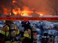 Petugas pemadam kebakaran berada di lokasi kebakaran di desa Guryong, Seoul, Korea Selatan, pada 27 Oktober 2026. (REUTERS/Kim Soo-hyeon)