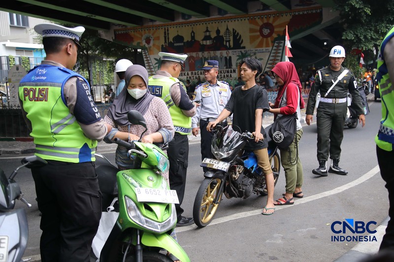 Polda Metro Jaya mengerahkan 2.938 personel gabungan dalam Operasi Patuh Jaya 2026 yang berlangsung selama 14 hari, mulai 26 Oktober hingga 8 November 2026. (CNBC Indonesia/Muhammad Sabki)