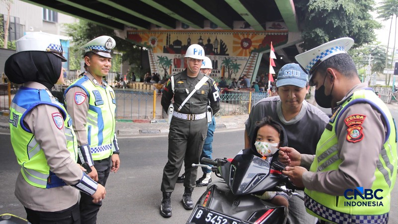 Polda Metro Jaya mengerahkan 2.938 personel gabungan dalam Operasi Patuh Jaya 2026 yang berlangsung selama 14 hari, mulai 26 Oktober hingga 8 November 2026. (CNBC Indonesia/Muhammad Sabki)