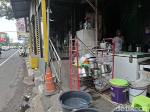 Nasib Halte Trans Jogja Dihimpit PKL, Penumpang Turun Bus Disambut Rak Piring