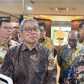 Presiden Direktur TMMIN Nandi Julyanto (kiri) dan Menteri Perindustrian Samuji (kanan) di Kemenperin, Selasa (27/10/26). (CNBC Indonesia/ Ferry Sandi)