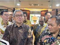 Presiden Direktur TMMIN Nandi Julyanto (kiri) dan Menteri Perindustrian Samuji (kanan) di Kemenperin, Selasa (27/10/26). (CNBC Indonesia/ Ferry Sandi)