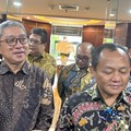 Presiden Direktur TMMIN Nandi Julyanto (kiri) dan Menteri Perindustrian Samuji (kanan) di Kemenperin, Selasa (27/10/26). (CNBC Indonesia/ Ferry Sandi)