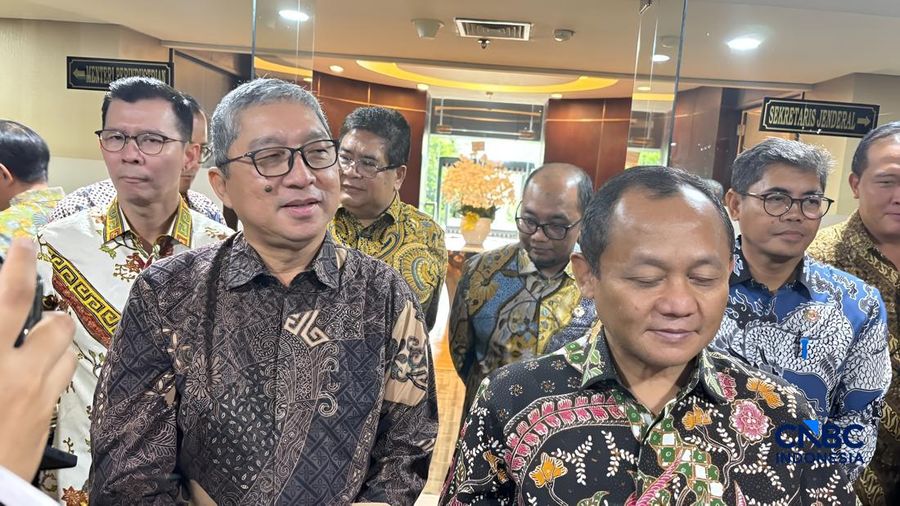 Presiden Direktur TMMIN Nandi Julyanto (kiri) dan Menteri Perindustrian Samuji (kanan) di Kemenperin, Selasa (27/10/26). (CNBC Indonesia/ Ferry Sandi)