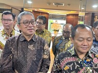 Presiden Direktur TMMIN Nandi Julyanto (kiri) dan Menteri Perindustrian Samuji (kanan) di Kemenperin, Selasa (27/10/26). (CNBC Indonesia/ Ferry Sandi)