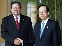 Presiden Indonesia, Susilo Bambang Yudhoyono (kiri), berjabat tangan dengan Perdana Menteri Jepang, Yasuo Fukuda, saat tiba untuk menghadiri pertemuan dengan para pemimpin negara-negara Kelompok Delapan (G-8), negara-negara mitra (outreach countries)