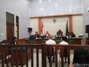 Lempar Boneka Kucing ke TV Bar Pererenan, WN Selandia Baru Disidang