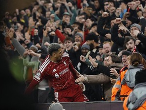 Van Dijk Tak Heran Fans Liverpool Langsung Mencintai Ronald Araujo