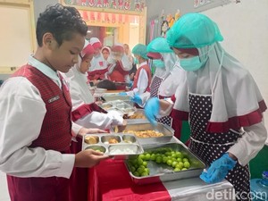 Siswa SD di Mataram Lebih Suka MBG Prasmanan, Bisa Pilih Menu Favorit