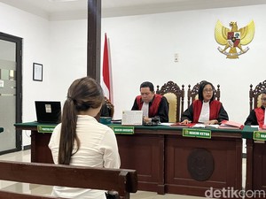 Senyum Erika, Cewek Mabuk Sopir Outlander Maut Saat Sidang Perdana