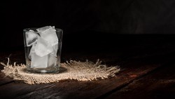 Fakta Penting di Balik Kebiasaan Gigit Es Batu, Risiko hingga Kemungkinan Pagophagia