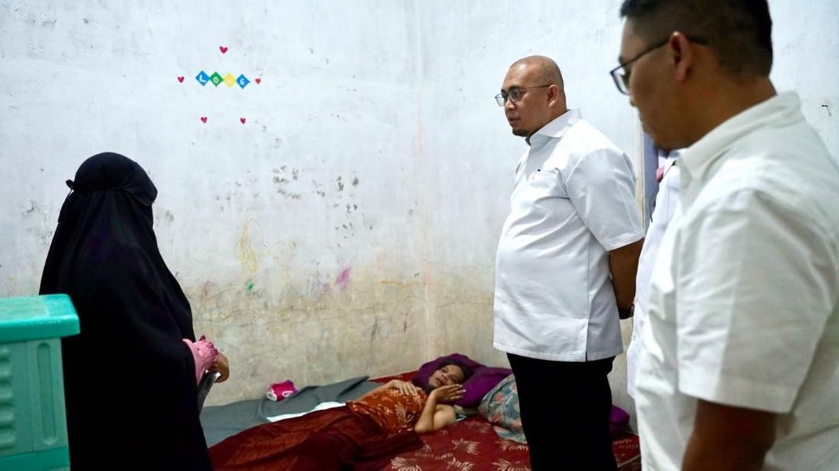 Andre Rosiade Beri Bantuan untuk Warga di Padang yang Sakit Saraf Kejepit — NadiKabar.com