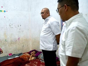 Andre Rosiade Beri Bantuan untuk Warga di Padang yang Sakit Saraf Kejepit