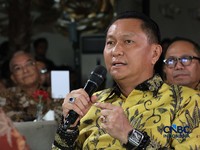 Anggota Komisi XII DPR RI, Bambang Patijaya saat menyampaikan pemaparan dalam Coffee Morning bertajuk 2 Tahun Prabowo : Hilirisasi Melaju, Industri Tambang Makin Kuat? di Parle Senayan Jakarta, Rabu (28/10/2026). (CNBC Indonesia/Muhammad Sabki)