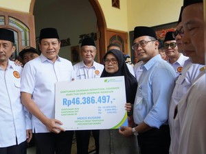 Bupati Sidoarjo Serahkan Santunan Rp 46,3 Juta ke Keluarga Kades Tropodo