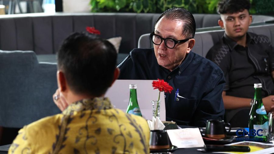Chairman Indonesia Mining Institute, Prof. Irwandy Arif saat menyampaikan pemaparan dalam Coffee Morning bertajuk 2 Tahun Prabowo : Hilirisasi Melaju, Industri Tambang Makin Kuat? di Parle Senayan Jakarta, Rabu (28/10/2026). (CNBC Indonesia/Muhammad