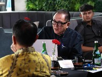 Chairman Indonesia Mining Institute, Prof. Irwandy Arif saat menyampaikan pemaparan dalam Coffee Morning bertajuk 2 Tahun Prabowo : Hilirisasi Melaju, Industri Tambang Makin Kuat? di Parle Senayan Jakarta, Rabu (28/10/2026). (CNBC Indonesia/Muhammad