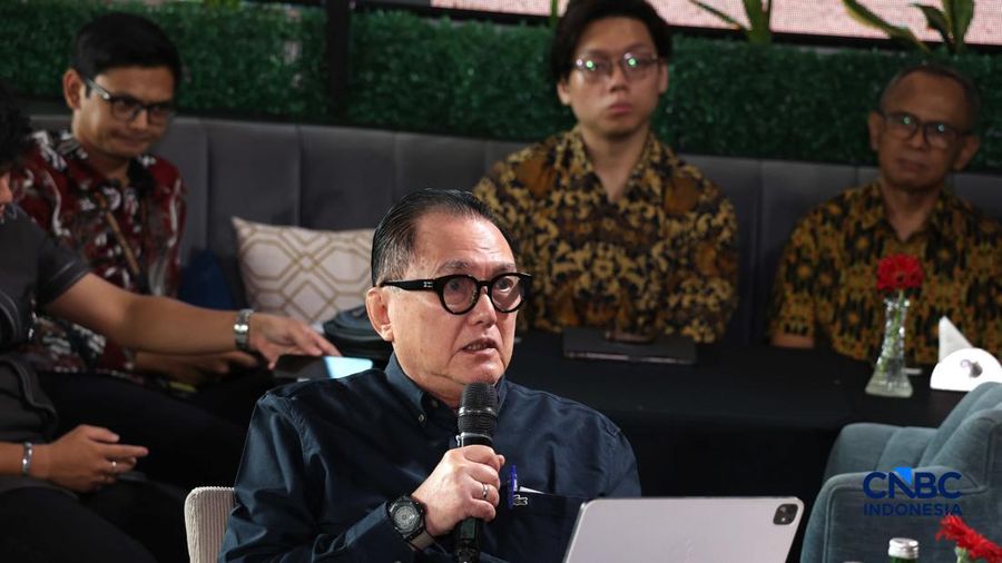 Chairman Indonesia Mining Institute, Prof. Irwandy Arif saat menyampaikan pemaparan dalam Coffee Morning bertajuk 2 Tahun Prabowo : Hilirisasi Melaju, Industri Tambang Makin Kuat? di Parle Senayan Jakarta, Rabu (28/10/2026). (CNBC Indonesia/Muhammad