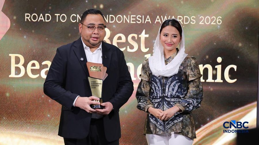 Chief Medical Ancillary & Services Officer Klinik Bamed Adhimukti T. Sampurna dalam acara The Future of Beauty: Driving Innovation, Safety, and Growth di Studio CNBC Indonesia, Jakarta, Rabu (28/10/2026). (CNBC Indonesia/Tri Susilo)
