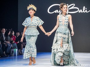 Video: Pesona Cinta Laura dan Sang Ibu Catwalk di JFW 2027
