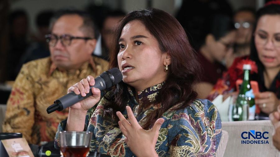 Direktur Eksekutif Asosiasi Pertambangan Batubara Indonesia, Gita Mahyarani saat menyampaikan pemaparan dalam Coffee Morning bertajuk 2 Tahun Prabowo : Hilirisasi Melaju, Industri Tambang Makin Kuat? di Jakarta, Rabu (28/10/2026). (CNBC Indonesia/Muh