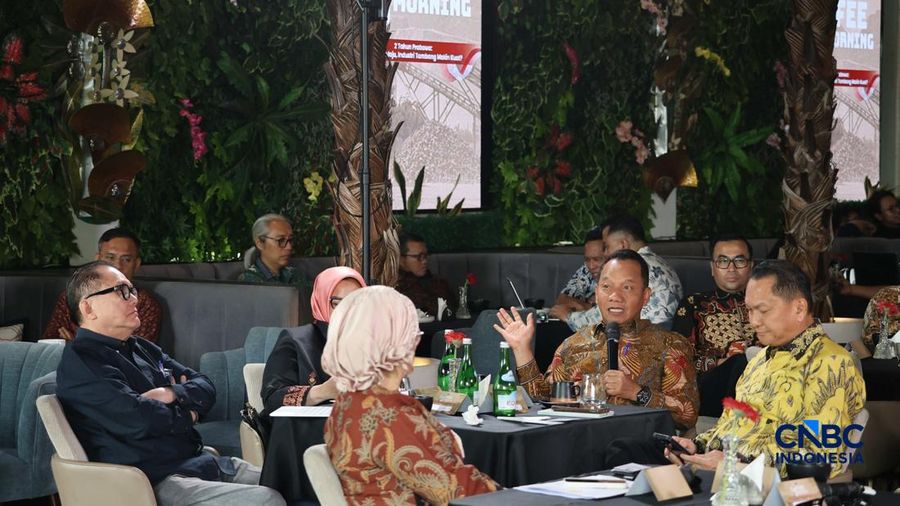Direktur Jenderal Mineral dan Batubara Kementerian ESDM RI, Tri Winarno saat menyampaikan pemaparan dalam Coffee Morning bertajuk 2 Tahun Prabowo : Hilirisasi Melaju, Industri Tambang Makin Kuat? di Parle Senayan Jakarta, Rabu (28/10/2026). (CNBC Ind