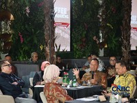 Direktur Jenderal Mineral dan Batubara Kementerian ESDM RI, Tri Winarno saat menyampaikan pemaparan dalam Coffee Morning bertajuk 2 Tahun Prabowo : Hilirisasi Melaju, Industri Tambang Makin Kuat? di Parle Senayan Jakarta, Rabu (28/10/2026). (CNBC Ind