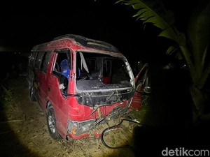 Minibus Wisatawan Bojonegoro Rem Blong di Mojokerto, 8 Orang Luka