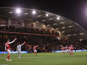 Sebelum Arsenal Tersingkir Dramatis, Drama Drone Sempat Bikin Laga Disetop!
