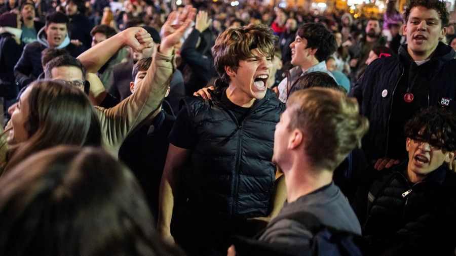 Ribuan orang merayakan kemenangan di Beograd, Serbia, usai Gerakan politik "Student List" berhasil menggeser Aleksander Vucic pada Selasa (27/10/2026). (REUTERS/Marko Djurica)