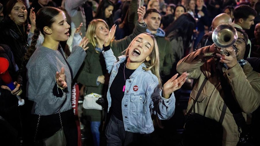 Ribuan orang merayakan kemenangan di Beograd, Serbia, usai Gerakan politik "Student List" berhasil menggeser Aleksander Vucic pada Selasa (27/10/2026). (REUTERS/Marko Djurica)