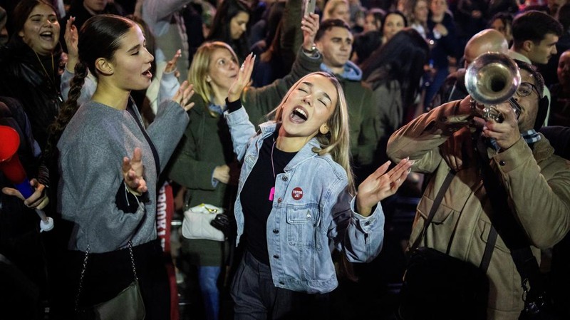 Ribuan orang merayakan kemenangan di Beograd, Serbia, usai Gerakan politik "Student List" berhasil menggeser Aleksander Vucic pada Selasa (27/10/2026). (REUTERS/Marko Djurica)
