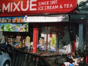 Mobil Tabrak Kedai Es Krim di Denpasar lalu Kabur, Polisi Turun Tangan