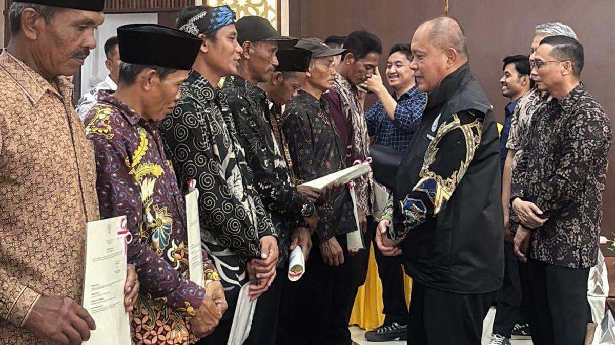 Kementrans Serahkan 194 Sertifikat Tanah untuk Transmigran Padang Tarok — NadiKabar.com
