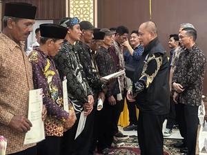 Kementrans Serahkan 194 Sertifikat Tanah untuk Transmigran Padang Tarok