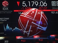 Layar menampilkan pergerakan Indeks Harga Saham Gabungan (IHSG) di Gedung Bursa Efek Indonesia (BEI), Jakarta, Rabu (28/10/2026). (CNBC Indonesia/Faisal Rahman)
