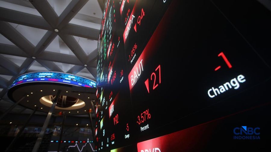 Layar menampilkan pergerakan Indeks Harga Saham Gabungan (IHSG) di Gedung Bursa Efek Indonesia (BEI), Jakarta, Rabu (28/10/2026). (CNBC Indonesia/Faisal Rahman)