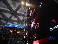 Layar menampilkan pergerakan Indeks Harga Saham Gabungan (IHSG) di Gedung Bursa Efek Indonesia (BEI), Jakarta, Rabu (28/10/2026). (CNBC Indonesia/Faisal Rahman)