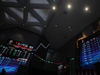 Layar menampilkan pergerakan Indeks Harga Saham Gabungan (IHSG) di Gedung Bursa Efek Indonesia (BEI), Jakarta, Rabu (28/10/2026). (CNBC Indonesia/Faisal Rahman)