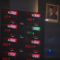 Layar menampilkan pergerakan Indeks Harga Saham Gabungan (IHSG) di Gedung Bursa Efek Indonesia (BEI), Jakarta, Rabu (28/10/2026). (CNBC Indonesia/Faisal Rahman)