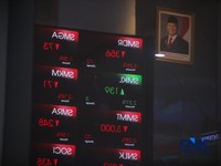 Layar menampilkan pergerakan Indeks Harga Saham Gabungan (IHSG) di Gedung Bursa Efek Indonesia (BEI), Jakarta, Rabu (28/10/2026). (CNBC Indonesia/Faisal Rahman)