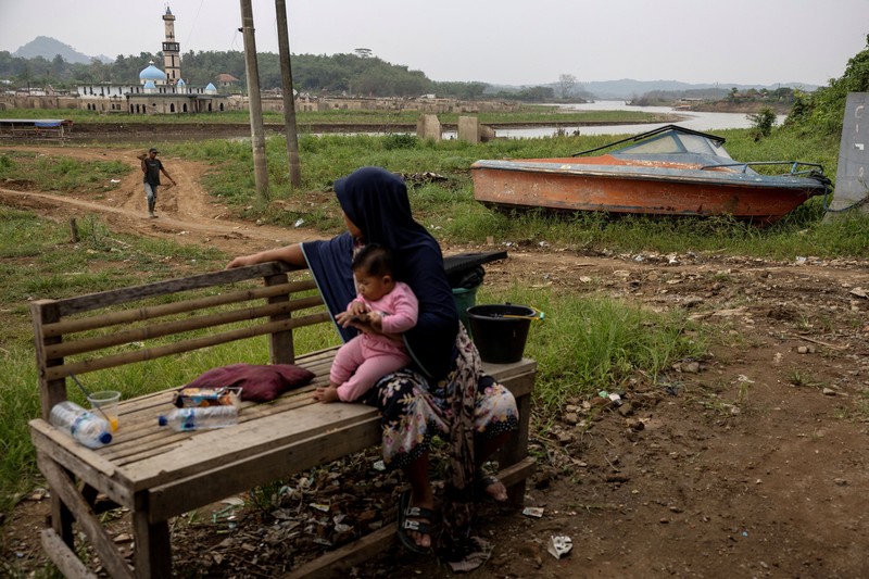 Tampilan dari drone memperlihatkan sisa-sisa Desa Somang yang muncul kembali setelah permukaan air di waduk Karian&mdash;yang memasok air untuk wilayah sekitarnya termasuk Jakarta&mdash;menurun akibat kekeringan berkepanjangan yang dipicu oleh fenomena El Ni&ntilde;o, di Lebak, Provinsi Banten, Indonesia, 23 Oktober 2026. (REUTERS/Willy Kurniawan)