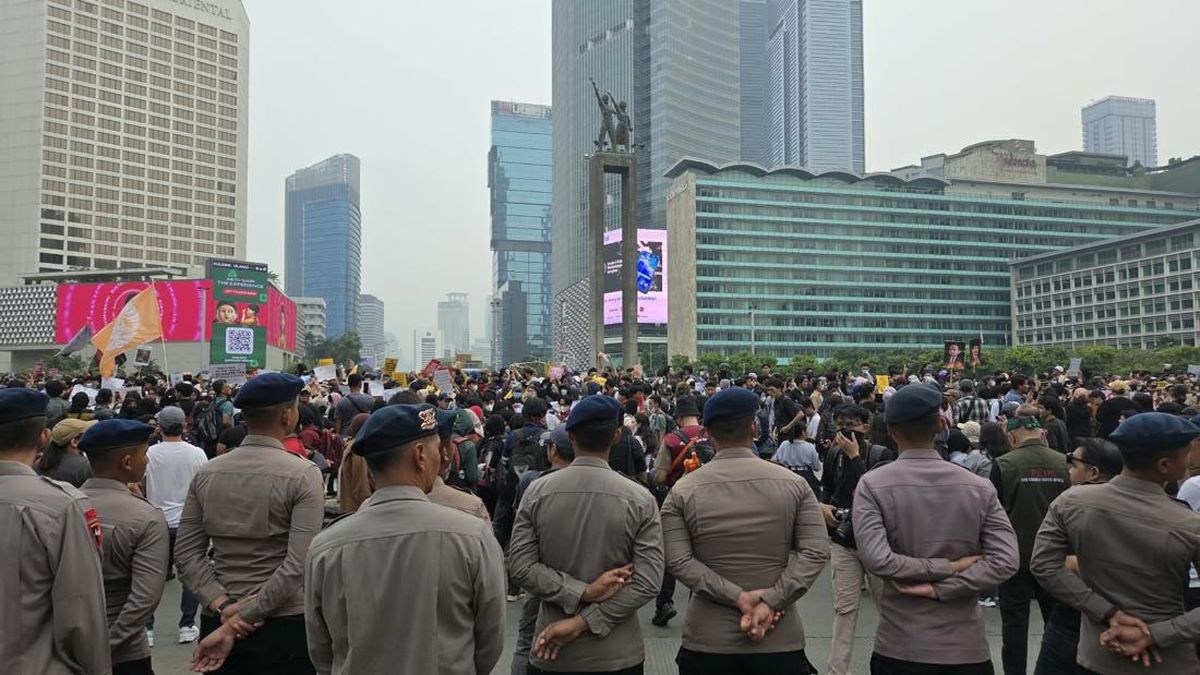 Massa Aksi Sampaikan Aspirasi di Bundaran HI — NadiKabar.com